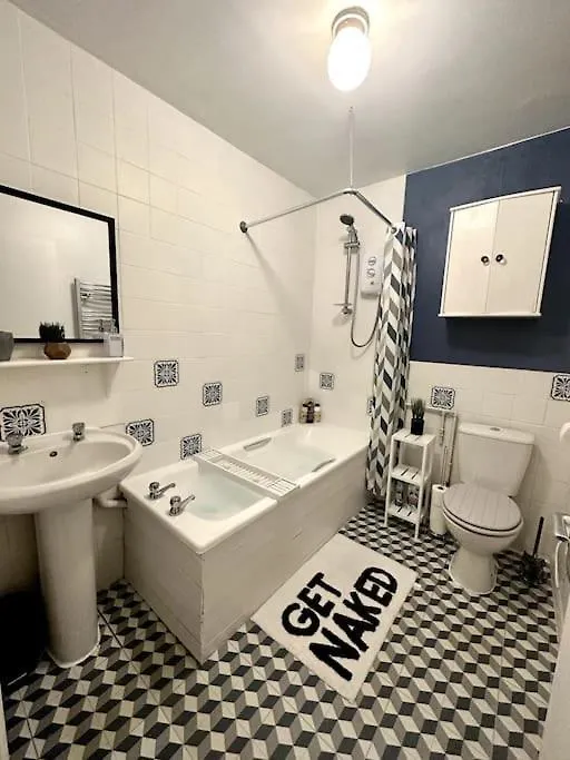 Central / Balcony/ Board Games / Bath Tub Brighton Apartment