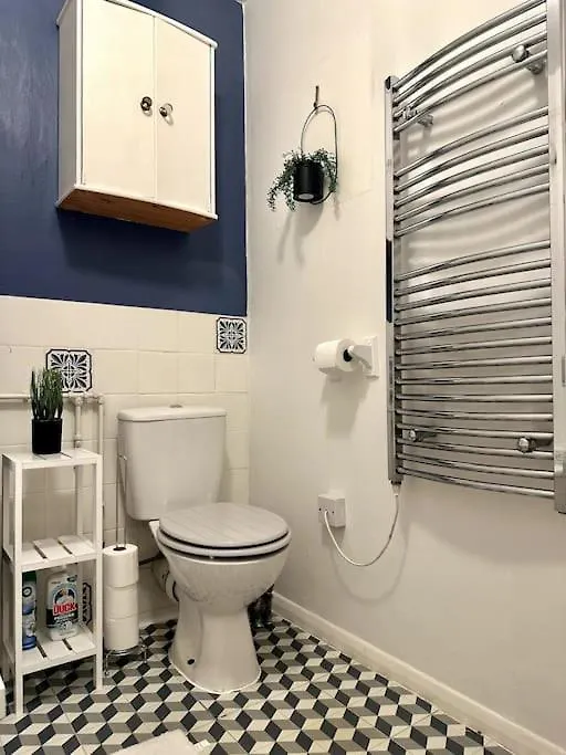 Central / Balcony/ Board Games / Bath Tub Brighton