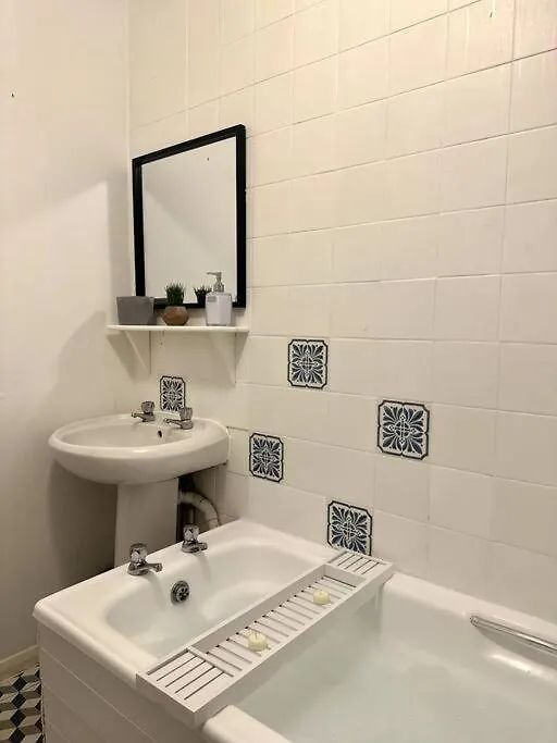 Apartment Central / Balcony/ Board Games / Bath Tub Brighton