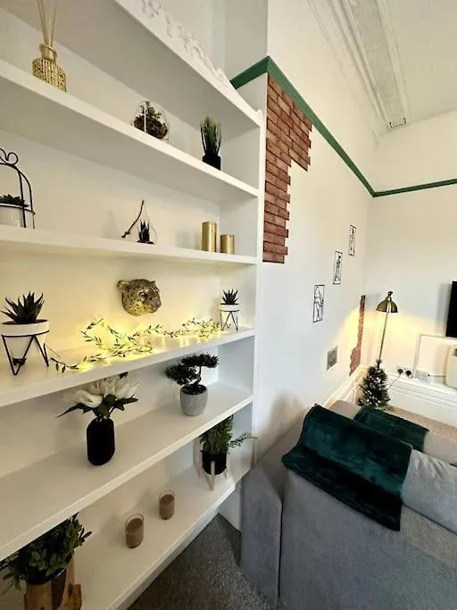 Apartment Central / Balcony/ Board Games / Bath Tub Brighton