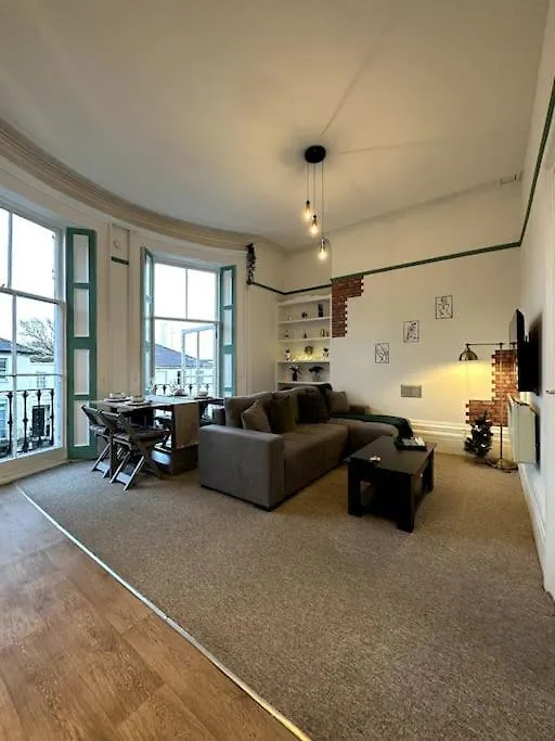 Central / Balcony/ Board Games / Bath Tub 브라이턴 영국