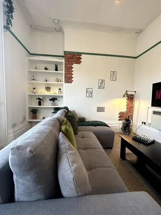 Central / Balcony/ Board Games / Bath Tub 브라이턴
