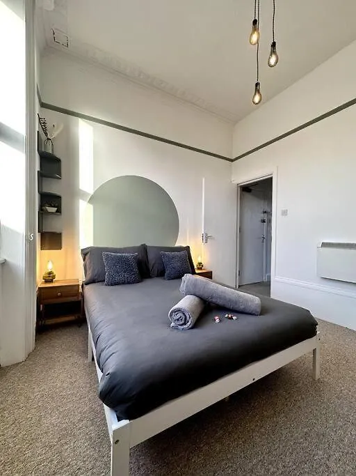 Central / Balcony/ Board Games / Bath Tub 브라이턴 0*,  영국