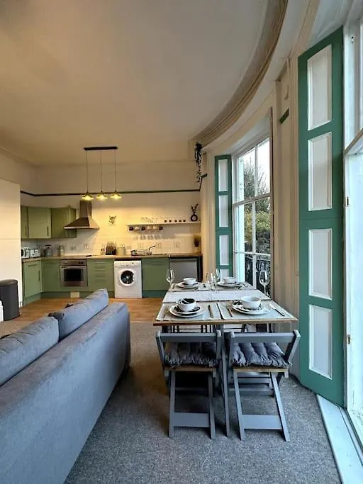 Central / Balcony/ Board Games / Bath Tub 브라이턴 0*,